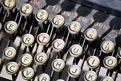monique's typewriter by J E Theriot @ flickr.com (CC BY 2.0)